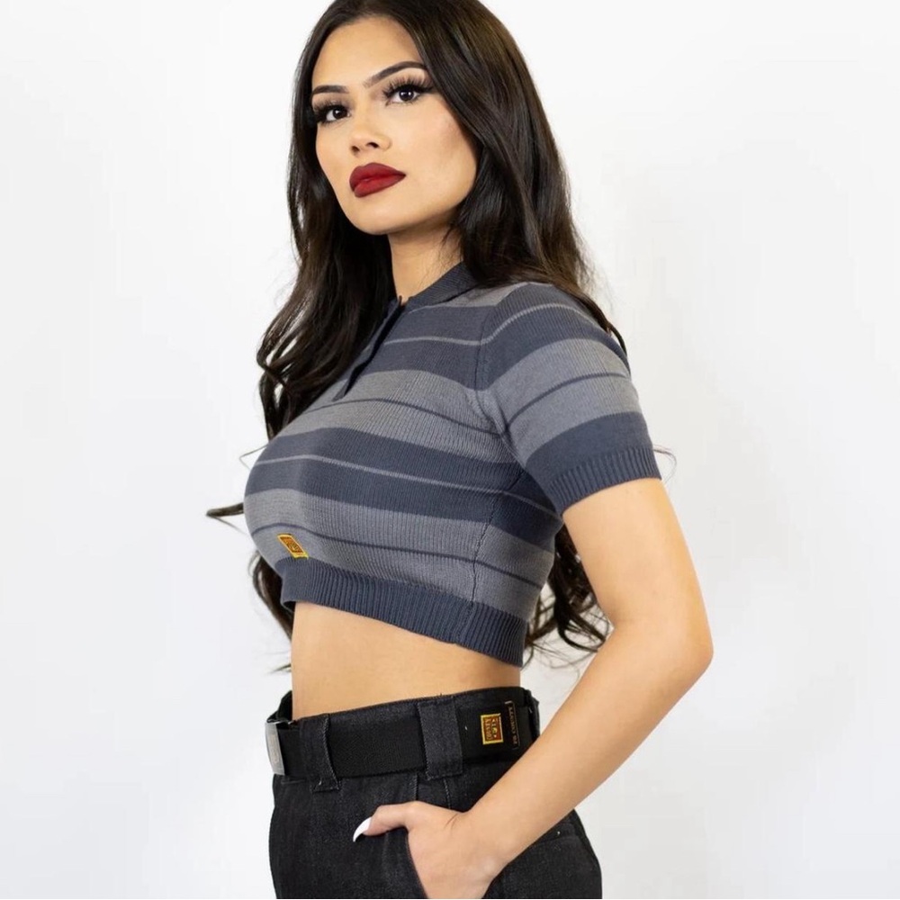 FB COUNTY CHARLIE BROWN CROP TOP +BRANDNEW WITH TAGS
Size L
